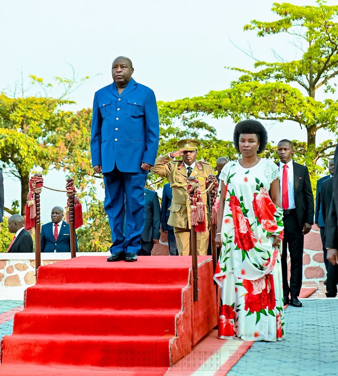 KwaNtare's tweet photo. Kuri uno musi w’igenekerezo rya 1 Mukakaro 2026, ibirori vyo guhimbaza isabukuru y'imyaka 64 iheze Uburundi buhabuje intahe y’Ukwikukira, Umukuru w'Igihugu Nyenicubahiro @GeneralNeva, ari kumwe n'Umutambukanyi wiwe, Nyenicubahiro @Burundi1stLady, imbere y’izindi ndongozi nkurunkuru z’igihugu, babitanguje no gushira urugori rw'amashurwe ku Ntatemwa y’Incungu y'Ukwikukira kw'Uburundi, Umuganwa Rudoviko Rwagasore, mu kumuha icubahiro no kwibuka ubutwari bwiwe, urukundo yakunze igihugu hamwe n'urugamba yarwanye kugira Uburundi bushike ku guhabuza intahe y’ukwikukira.