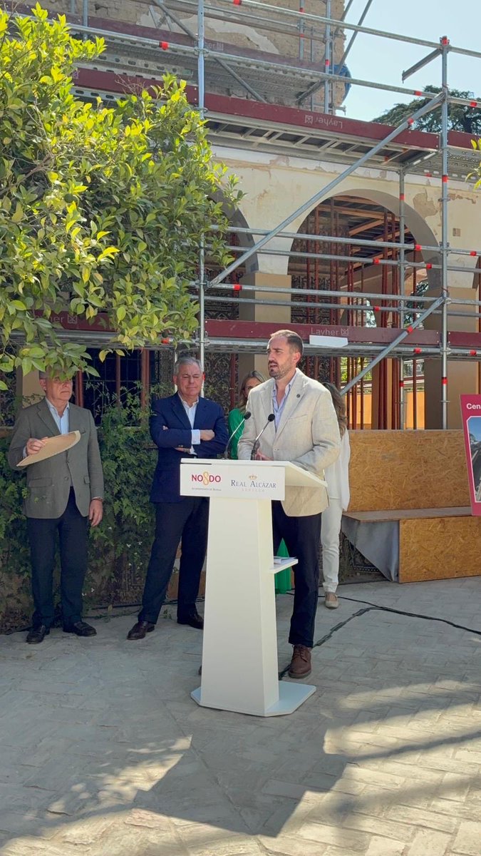 SeluJos's tweet photo. Ha sido un placer compartir hoy la rueda de prensa junto a @jlsanzalcalde , la gerente del Real Alcázar y Lola Robador, como dirección facultativa, para explicar los avances de la restauración del Cenador de Carlos V. Ver cómo este espacio único recupera poco a poco toda (+) https://t.co/3hZ6brSSyh