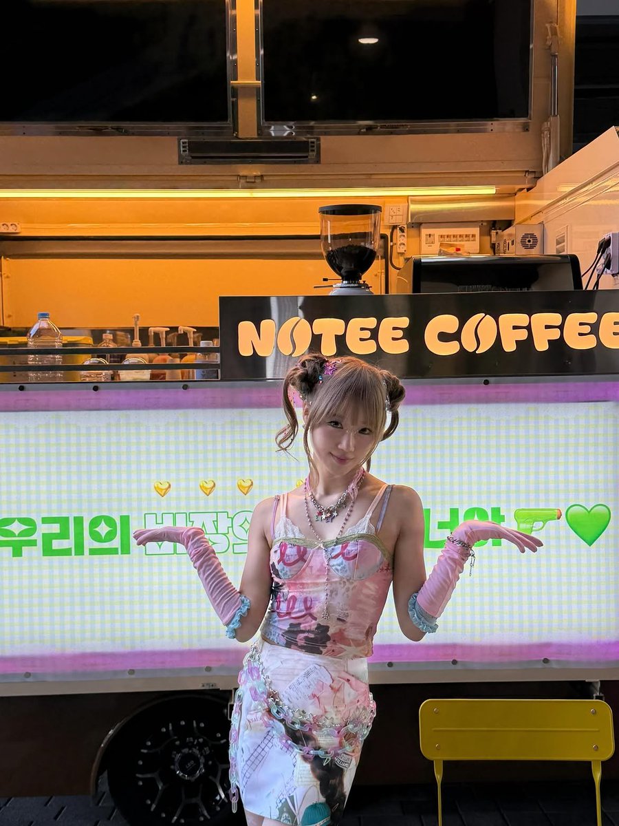 jinjinturtle's tweet photo. ☕ | #JINJIN mandó un Coffee Truck a las grabaciones del MV "Perfect Target" de #CHOIYOOJUNG 💖🥹

📎:https://t.co/9pZmueWIc1
📎:https://t.co/fxn2gHpT1Y

#진진 #ジンジン #아스트로 #ASTRO @JINJIN_offcl @offclASTRO https://t.co/sPD5WVoBlM