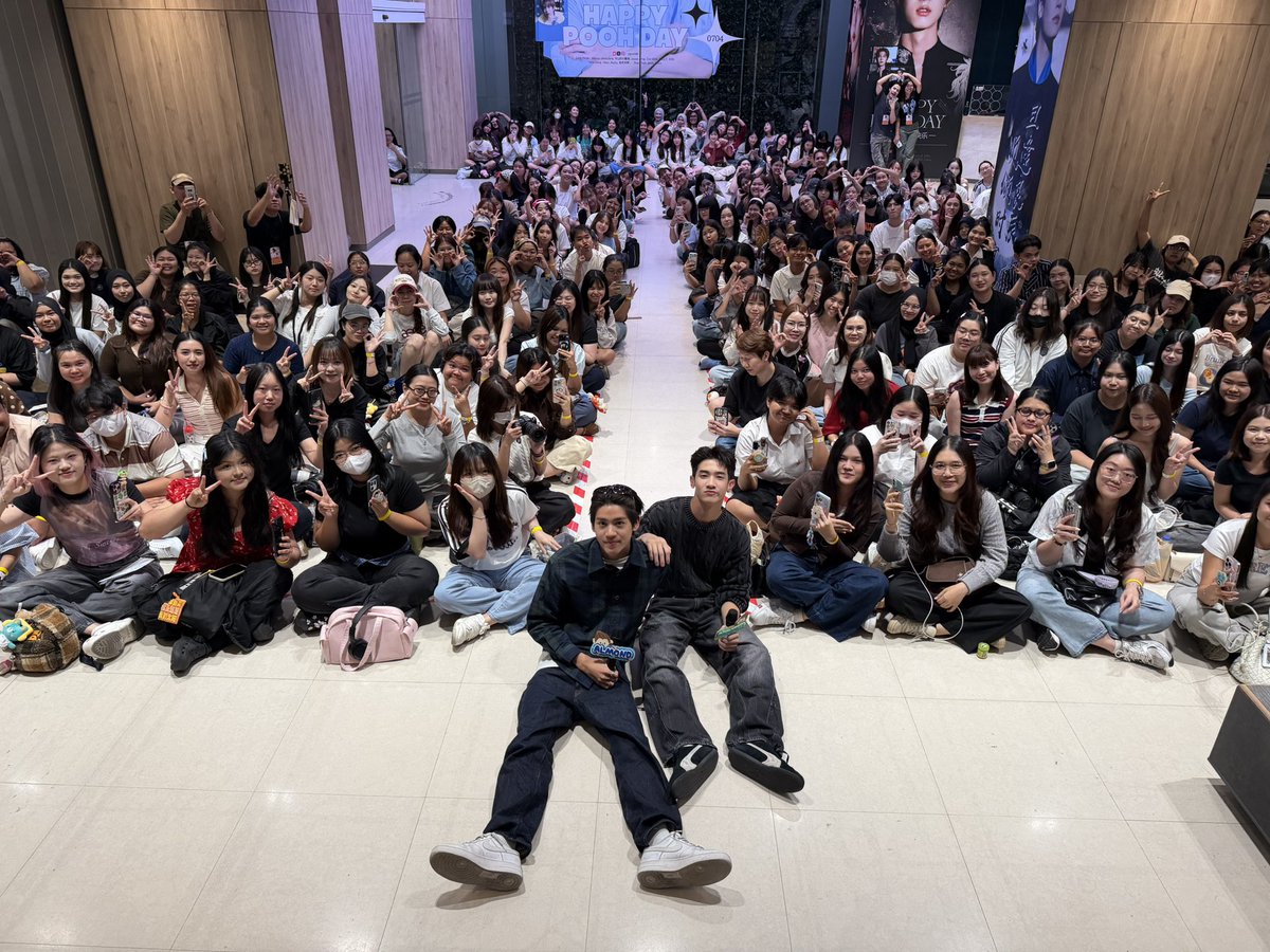WhenOrangesFall's tweet photo. ขอบคุณทุกกำลังใจวันนี้มากๆ นะคร้าบเหล่าวัยรุ่นของแก๊งพิโก๋ กลับบ้านดีๆ ราตรีสวัสดิ์ครับ! 😘🤟🏻
#WhenOrangesFallEP8 🌳🍊

“ต้นส้มอยู่บ้านเขา แต่ผลส้มหล่นมาบ้านเราตลอดเลย When Oranges Fall” 
ทุกวันพุธ เวลา 20:30 น. ดูทีวี ช่อง GMM25
ดูย้อนหลัง แอป oneD ที่เดียว เวลา 21:30 น.
#GMMTV

@almondsleepp @___progresss___