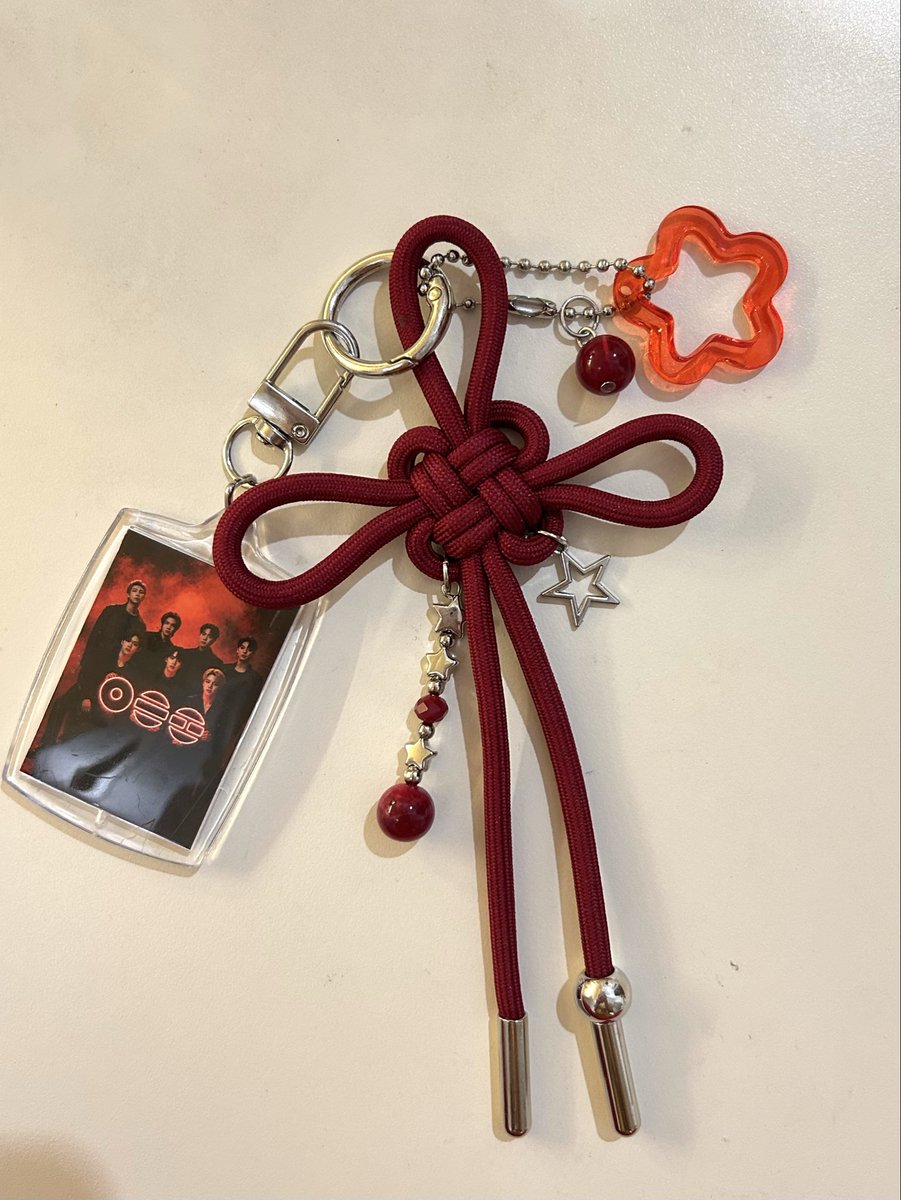 melyarr's tweet photo. Hello army. Aku jual bag charm tema Arirang BTS nih. Harganya juga bersahabat.. Kalau cocok langsung cuss aja ke toko oren aku yahhh 😊🫶 https://t.co/nvXw9iKJX7