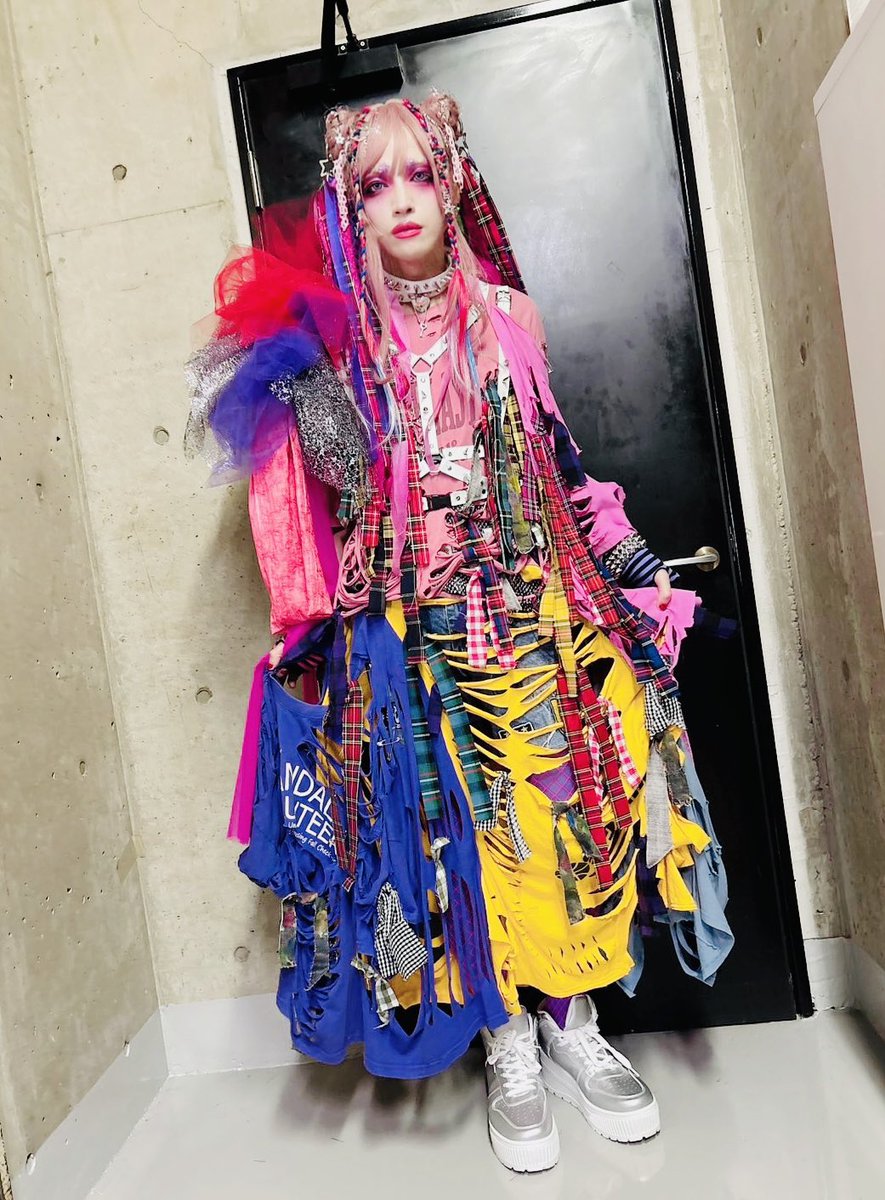minako_0721's tweet photo. RAZOR SPECIAL ONEMAN TOUR
東名阪・猟牙生誕祭2026
6/26 名古屋ell.FITS.ALL ②

沢山の方にリポスト いいね ブクマをしていただいたので、別カットもポストします。

ワンピースはTシャツが約6枚位繋がっているので結構重いです。
後ろ姿のポイントは天使の羽です。

#猟牙 #RAZOR #衣装 #猟牙生誕祭 https://t.co/0XbJnJPwXF