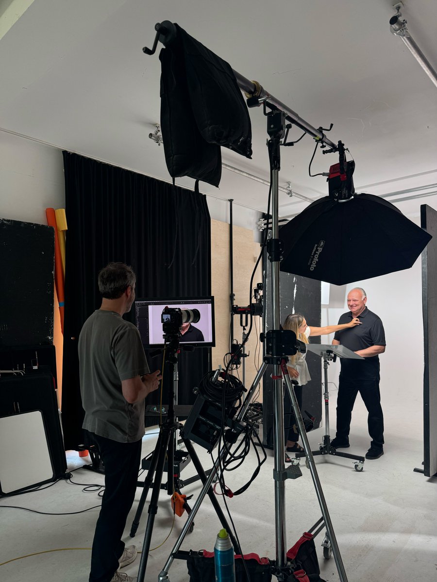 YAMBS_Software's tweet photo. Neue Porträts für unser Team!

Gestern waren wir bei Stephan Glathe zum Mitarbeiter-Shooting. Ein Tag, der wie im Flug verging.

Vielen Dank, lieber Stephan, für den gelungenen Tag, deine Impulse und die langjährige Zusammenarbeit. 😊

#YAMBS #Shooting #Team https://t.co/Q5UyvOenwo