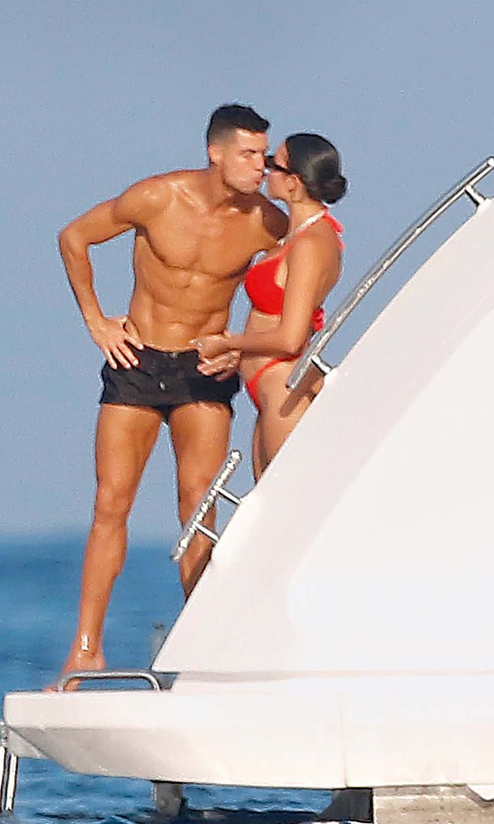 shruti_R0's tweet photo. Cristiano Ronaldo and Georgina Rodríguez living the dream while looking unreal together 🌊🏝️ https://t.co/v0AStb6sUo