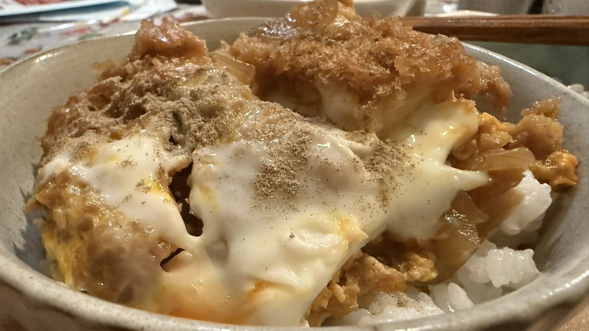SojiroHongo's tweet photo. OKストアのチキンカツでカツ丼作製
そして自家製肉屋にある白滝のマヨネーズサラダ

そして何より今は毎週水曜日のセルフカット（木曜日が燃えるゴミなので） https://t.co/gyfjUgavG9