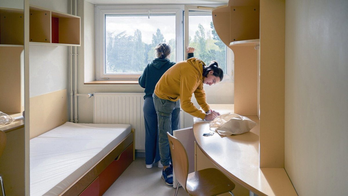 humanite_fr's tweet photo. Pénurie de logement étudiant : le Crous ne peut même pas loger un étudiant boursier sur 4

➡️ https://t.co/RdT8NbHIHQ https://t.co/pO7iiqx9MG