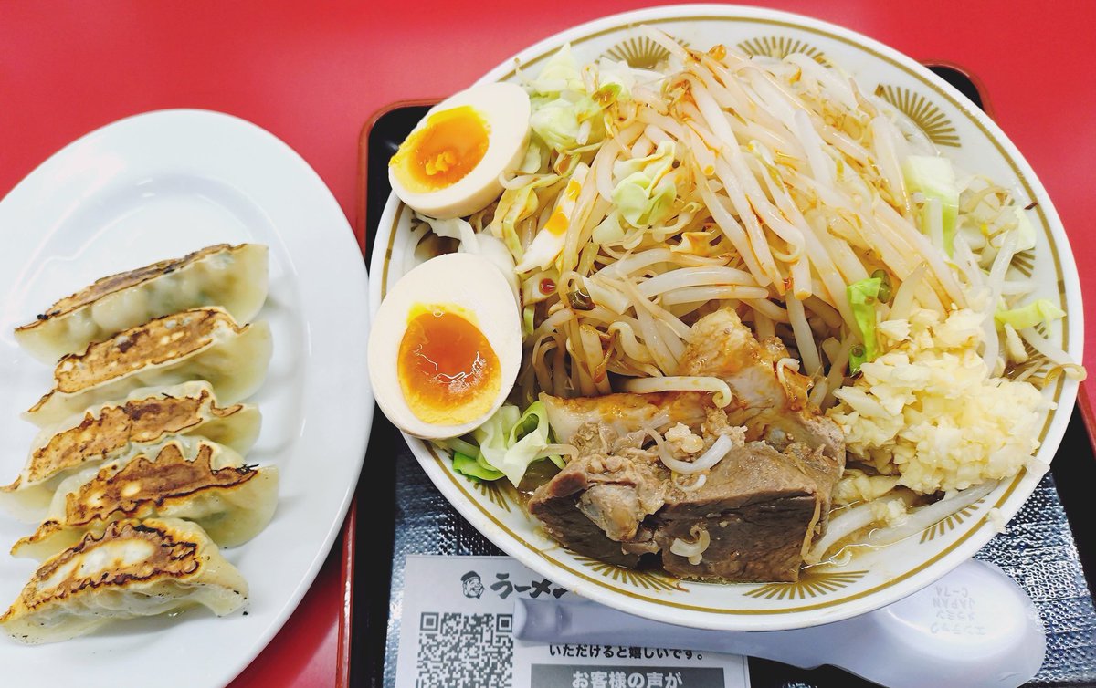 chestnut_melon's tweet photo. ラーメンもっけだの 鶴岡本店
青唐味噌ラーメン(野菜マシ 背脂ふつう ニンニク) 味玉 ギョーザ
1,450円

久々の青唐味噌。青唐香るちょいピリ味噌に合う野菜と食べ応え抜群の麺。肉々しいチャーシューやニンニクのパンチ。半額サービス中の餃子も合わせて大満足で完食。旨かった！
#ラーメン #鶴岡市 https://t.co/1piM8hqu8L