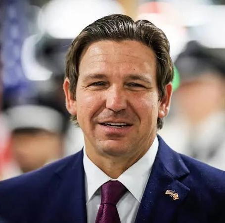 IrvingGatell's tweet photo. ¿Quitar o aumentar impuestos?
¿Ron de Santis o J. B. Pritzker?
¿Florida o Illinois?

La reciente decisión de De Santis de cancelar el impuesto a la propiedad en Florida ha desatado una interesante controversia: ¿Cómo se financia un gobierno si cobra menos impuestos?

Sin embargo...

Sucede algo curioso: Florida tendrá un presupuesto de 52 billones de dólares (bd), e Illionis de 56 bd. Pero la población de Florida es casi el doble que la de Illinois, así que podría decirse que en términos proporcionales el presupuesto de Florida es la mitad del presupuesto de Illinois.

Curiosamente, es en Illinois donde no les alcanza el dinero para nada.

¿Cómo financiar las acciones del gobierno con un menor presupuesto?

Fácil: no gastes en idioteces. Gasta eficientemente. Pero eso es algo impensable para un keynesiano, que cree (a nivel de dogma religioso) que el gasto gubernamental genera productividad. Cuando esto fracasa (o sea, siempre, según nos demuestra la experiencia empírica), el pretexto es que no se gastó lo suficiente.

La solución capitalista ha demostrado ser no sólo más eficiente, sino la única correcta: deja que la gente trabaje libremente y disfrute de sus ganancias. Eso es la verdadera justicia social.

Ya lo dijo Thomas Sowell: ¿en qué momento justicia social es quitarte lo que tú ganaste para dárselo a alguien que no lo ganó?

La fórmula ha demostrado su efectividad siempre: deja que la gente sea libre, creativa, emprendedora; ayúdalos a cuidar su patrimonio, a vivir confiados y seguros de que nadie les va a quitar lo suyo.

El emprendimiento crece; las inversiones llegan; la productividad se expande. El gobierno cobra impuestos en menos rubros, pero su recaudación aumenta porque aumentó la riqueza. Los ingresos del gobierno se vuelven constantes y seguros. Y como la libertad del individuo va íntimamente ligada a una burocracia pequeña y limitada, el gasto es más eficiente. Alcanza para muchas cosas, porque el gobierno no necesita gastar en todo aquello que los ciudadanos pueden resolver por sí mismos.

El modelo de Illinois -que se está replicando en la ciudad de Nueva York bajo la tutela de Mamdani- siempre falla: pon más impuestos, regala más cosas, impón más regulaciones, contrata más burocracia para vigilar y controlar a tu población. Las inversiones se van. Los capitales huyen. La productividad se hunde. La recaudación colapsa. Y, al igual que Mamdani, no te queda más remedio que mendigar dinero prestado. O más bien regalado, porque a efectos prácticos no lo vas a poder pagar.

"Más impuestos para los ricos" es el eslogan de batalla de los moralmente superiores, pero idiotas promotores de una pretendida justicia social cuyo nivel de rigor de análisis no supera el cuento de Robin Hood. Economía de caricatura.

Apoyen a los ricos. Déjenlos volverse más ricos. Déjenlos invertir y ganar más dinero. Construyan el ambiente perfecto para que se gasten su fortuna en burradas.

¿Cómo podemos permitir que una persona tenga un yate de 700 millones de dólares cuando otros tienen hambre?

Esa pregunta estúpida sólo la hace la gente que no tiene idea de cuánta gente comió y seguirá comiendo gracias a que el multimillonario se compró ese yate, porque es la gente que trabaja construyendo yates, o fabricando accesorios para yates.

Cada gasto estrambótico de un millonario inyecta dinero en cadenas de producción y distribución que generan empleos en muchos países de todo el mundo. Eso beneficia a más gente que los programas sociales del gobierno. Incluso beneficia a varios gobiernos, porque -mucho o poco- todos cobran impuestos sobre esas cadenas de producción o de distribución.

El único tipo de político que no quiere aceptar esta realidad es ese al que no le interesa ayudar a la gente, aunque ese sea su discurso. Es el político al que, en realidad, sólo le interesa el poder.

Porque cobrar más impuestos y mantener a la gente por medio de programas sociales no es un asunto de justicia social.

Es un cochino asunto de poder.