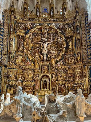 CharmOfCulture's tweet photo. The Spanish know a thing or two about making beautiful altars 🇪🇸 https://t.co/0Rm84RSQA1