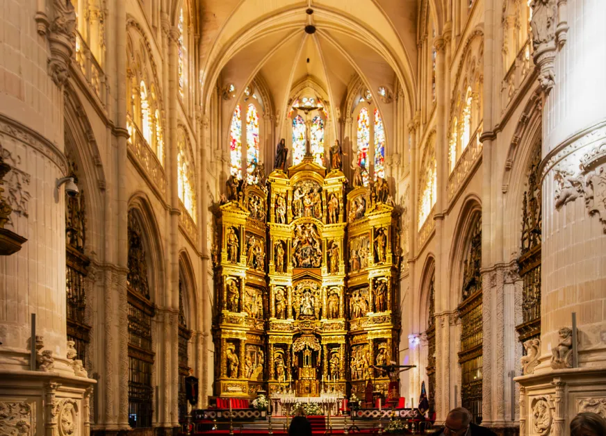 CharmOfCulture's tweet photo. The Spanish know a thing or two about making beautiful altars 🇪🇸 https://t.co/0Rm84RSQA1