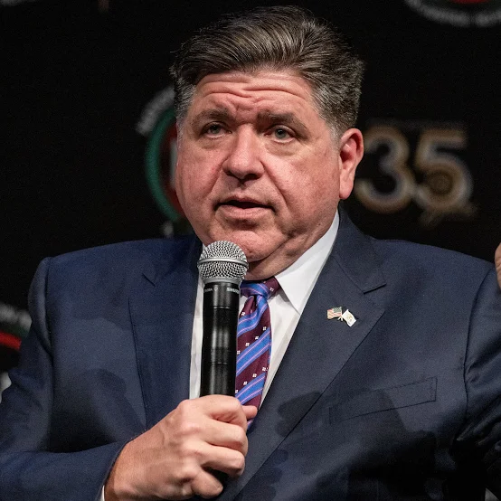IrvingGatell's tweet photo. ¿Quitar o aumentar impuestos?
¿Ron de Santis o J. B. Pritzker?
¿Florida o Illinois?

La reciente decisión de De Santis de cancelar el impuesto a la propiedad en Florida ha desatado una interesante controversia: ¿Cómo se financia un gobierno si cobra menos impuestos?

Sin embargo...

Sucede algo curioso: Florida tendrá un presupuesto de 52 billones de dólares (bd), e Illionis de 56 bd. Pero la población de Florida es casi el doble que la de Illinois, así que podría decirse que en términos proporcionales el presupuesto de Florida es la mitad del presupuesto de Illinois.

Curiosamente, es en Illinois donde no les alcanza el dinero para nada.

¿Cómo financiar las acciones del gobierno con un menor presupuesto?

Fácil: no gastes en idioteces. Gasta eficientemente. Pero eso es algo impensable para un keynesiano, que cree (a nivel de dogma religioso) que el gasto gubernamental genera productividad. Cuando esto fracasa (o sea, siempre, según nos demuestra la experiencia empírica), el pretexto es que no se gastó lo suficiente.

La solución capitalista ha demostrado ser no sólo más eficiente, sino la única correcta: deja que la gente trabaje libremente y disfrute de sus ganancias. Eso es la verdadera justicia social.

Ya lo dijo Thomas Sowell: ¿en qué momento justicia social es quitarte lo que tú ganaste para dárselo a alguien que no lo ganó?

La fórmula ha demostrado su efectividad siempre: deja que la gente sea libre, creativa, emprendedora; ayúdalos a cuidar su patrimonio, a vivir confiados y seguros de que nadie les va a quitar lo suyo.

El emprendimiento crece; las inversiones llegan; la productividad se expande. El gobierno cobra impuestos en menos rubros, pero su recaudación aumenta porque aumentó la riqueza. Los ingresos del gobierno se vuelven constantes y seguros. Y como la libertad del individuo va íntimamente ligada a una burocracia pequeña y limitada, el gasto es más eficiente. Alcanza para muchas cosas, porque el gobierno no necesita gastar en todo aquello que los ciudadanos pueden resolver por sí mismos.

El modelo de Illinois -que se está replicando en la ciudad de Nueva York bajo la tutela de Mamdani- siempre falla: pon más impuestos, regala más cosas, impón más regulaciones, contrata más burocracia para vigilar y controlar a tu población. Las inversiones se van. Los capitales huyen. La productividad se hunde. La recaudación colapsa. Y, al igual que Mamdani, no te queda más remedio que mendigar dinero prestado. O más bien regalado, porque a efectos prácticos no lo vas a poder pagar.

"Más impuestos para los ricos" es el eslogan de batalla de los moralmente superiores, pero idiotas promotores de una pretendida justicia social cuyo nivel de rigor de análisis no supera el cuento de Robin Hood. Economía de caricatura.

Apoyen a los ricos. Déjenlos volverse más ricos. Déjenlos invertir y ganar más dinero. Construyan el ambiente perfecto para que se gasten su fortuna en burradas.

¿Cómo podemos permitir que una persona tenga un yate de 700 millones de dólares cuando otros tienen hambre?

Esa pregunta estúpida sólo la hace la gente que no tiene idea de cuánta gente comió y seguirá comiendo gracias a que el multimillonario se compró ese yate, porque es la gente que trabaja construyendo yates, o fabricando accesorios para yates.

Cada gasto estrambótico de un millonario inyecta dinero en cadenas de producción y distribución que generan empleos en muchos países de todo el mundo. Eso beneficia a más gente que los programas sociales del gobierno. Incluso beneficia a varios gobiernos, porque -mucho o poco- todos cobran impuestos sobre esas cadenas de producción o de distribución.

El único tipo de político que no quiere aceptar esta realidad es ese al que no le interesa ayudar a la gente, aunque ese sea su discurso. Es el político al que, en realidad, sólo le interesa el poder.

Porque cobrar más impuestos y mantener a la gente por medio de programas sociales no es un asunto de justicia social.

Es un cochino asunto de poder.
