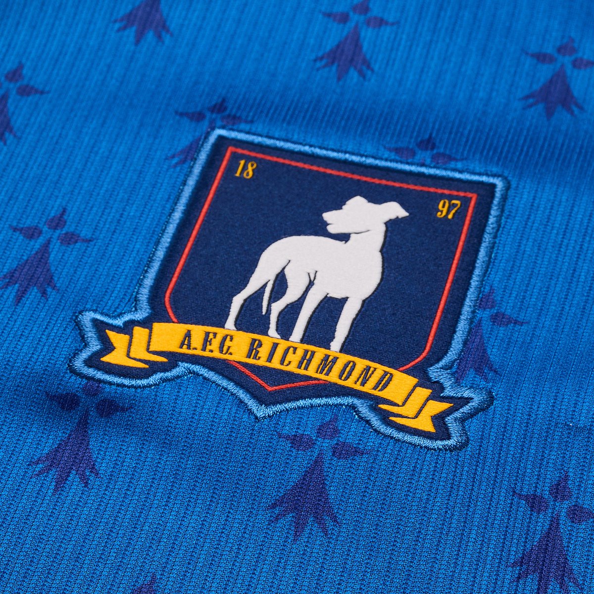 FrancooC07's tweet photo. Parece que esta sera la nueva casaca para los dirigidos por Ted Lasso

🔵🔴AFC Richmond x Nike - Season 4

#TedLasso https://t.co/kGDyGH8lpD