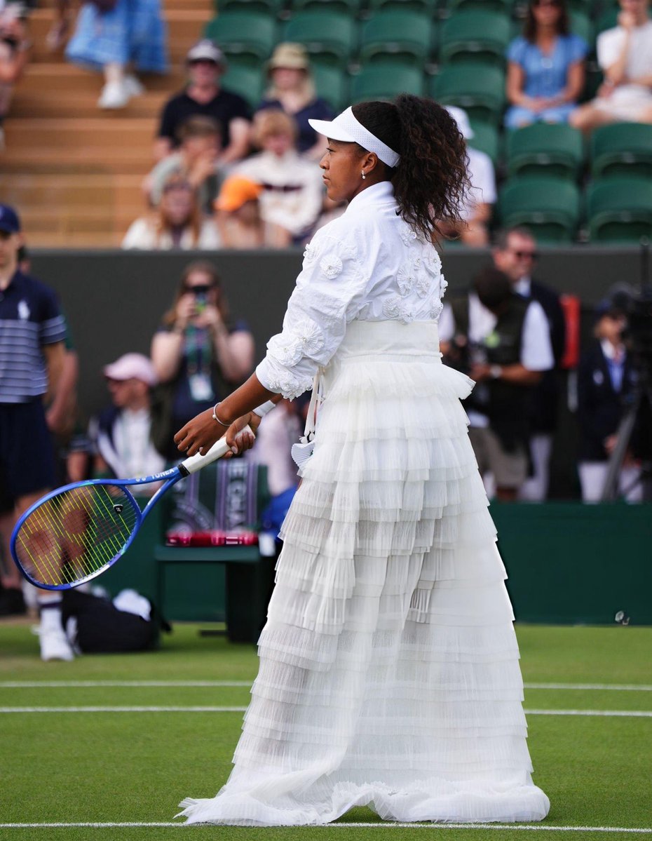 thegreatestana's tweet photo. naomi stuns in round 2 walk on outfit ✨ https://t.co/7dgPPyN0Yp