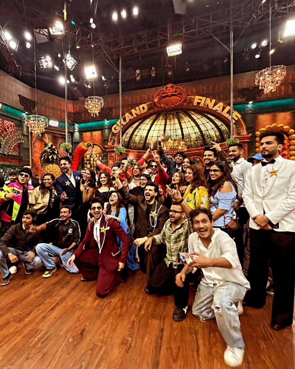 The_Drama_Dose's tweet photo. 📸✨ The entire #LaughterChefs3 family comes together for one unforgettable frame ahead of the Grand Finale! From contestants to the full team, it's all smiles, memories, and celebration. ❤️🔥
#LaughterChefs #GrandFinale #ElvishYadav #JannatZubair #TejRan #ColorsTV #TrendingNow #Entertainment #BhartiSingh