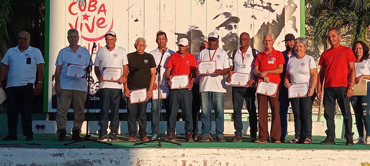 RefineraCienfu1's tweet photo. #RefineríaCienfuegos | Por el Día del Trabajador Petrolero Cubano, homenaje a representación de veteranos con #40años de servicio. Ejemplo de constancia, experiencia y lealtad en una profesión que exige entrega y vocación. ¡Gracias por su  huella imborrable! #PetrolerosPorCuba https://t.co/CpNIk0vTRD