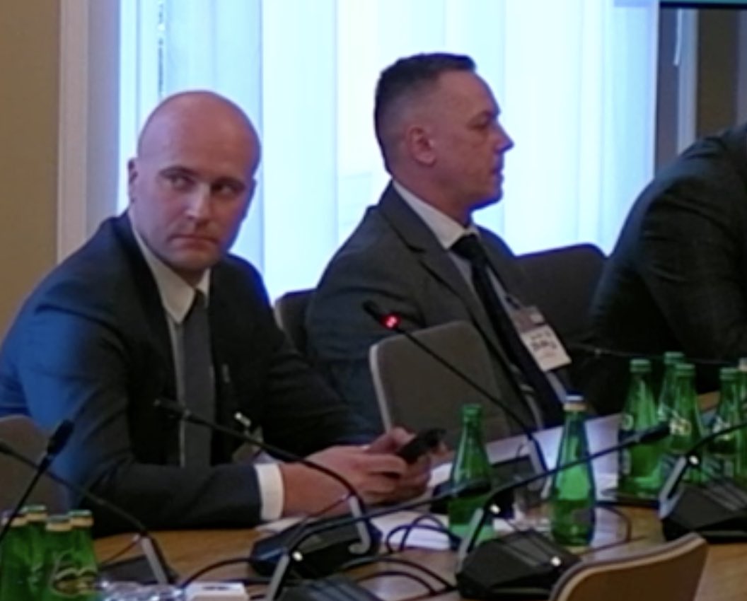 paweljablonski_'s tweet photo. Na posiedzeniu sejmowej Komisji Sprawiedliwości przypomniałem, jak obecny rzecznik nowo wybranej KRS Bartłomiej Starosta @Bartek_Star ramię w ramię z białoruskim agentem Tomaszen Szmydtem atakowali polski rząd – a działo się to 29 kwietnia 2022 r., 2 miesiące po rosyjskiej inwazji na Ukrainę.

W odpowiedzi sędzia Starosta stwierdził, że… nie wie czy Szmydt jest agentem! 🤯

Ciekawe, nie sądzicie Państwo?