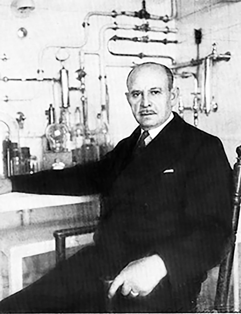 the_no_mind's tweet photo. This is Georges Lakhovsky.

He cured plant tumors with a copper ring, linked cancer to geology &amp; argued cells behave like antennas.

In 1941, he arrived in New York. In 1942, he was struck by a limousine &amp; died. Soon, hospitals removed his machines.

Here's what he documented: 🧵 https://t.co/Bx7ydBRCOM