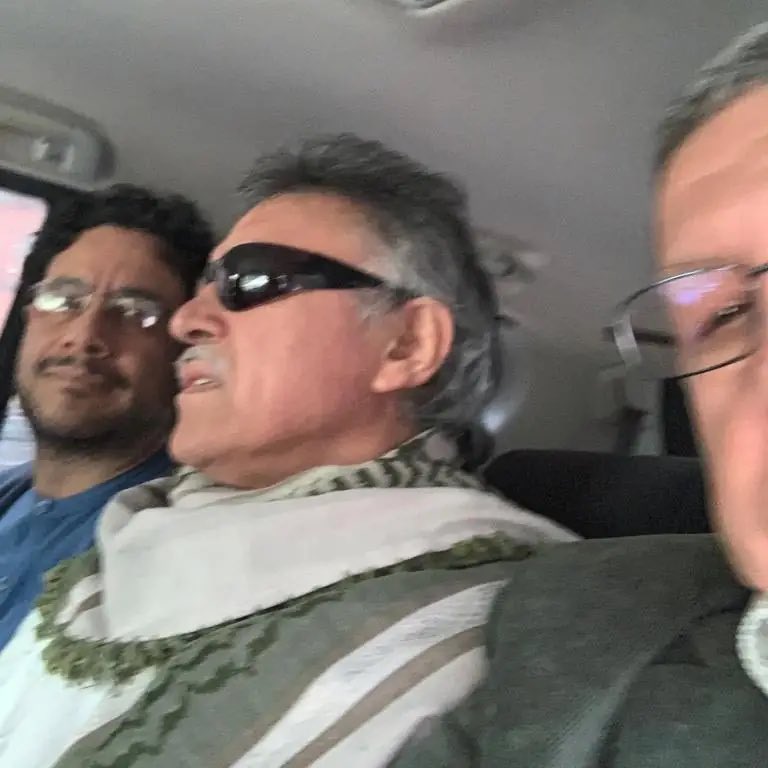 eramiren2021's tweet photo. Tan desobediente con Abelardo, tan obediente con Santrich https://t.co/KPqGF4HFMU