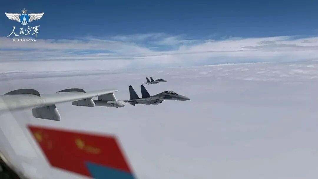 ElsaLau14's tweet photo. 27日，中俄两国空军在日本海、东海、太平洋西部空域组织实施第11次联合空中战略巡航，展示共同维护地区和平稳定决心能力。 https://t.co/fIkOY5p1xp