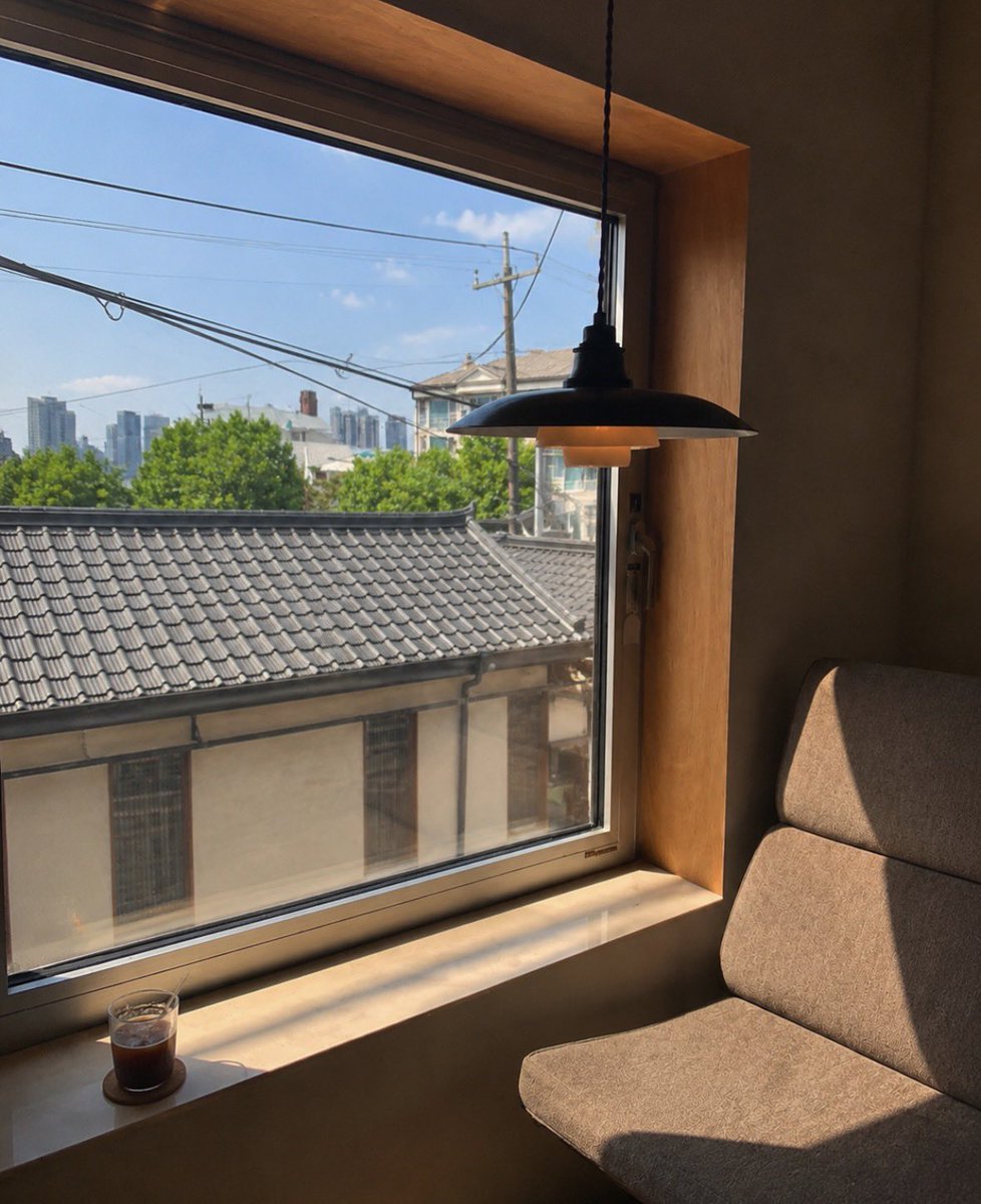 Eveniffen's tweet photo. 韓国最終日、空港で3時間ぼーっと待つくらいならソウル駅でこれして‼️‼️‼️‼️‼️

日本人の韓国旅行でよく見るのが、最終日にキャリーを持ったまま動いて、ロッカー探して、結局疲れて早めに空港へ行くパターン。

でも仁川空港利用で、ソウル駅の都心空港ターミナルが使える人はかなり勝ちです。

AREX直通列車のチケットを買う
→ ソウル駅でチェックイン
→ キャリーを先に預ける
→ 出国審査まで済ませる
→ 手ぶらで最後のソウルを歩く

これができると、最終日の満足度かなり変わります。
※使える航空会社と時間は先に確認した方がいいです。

私ならそのまま後岩洞・解放村方面に行きます。

ここ、ソウル駅から近いのに、明洞ほど観光客だらけじゃないし、聖水ほど遠くない。
しかも『梨泰院クラス』のロケ地としても知られるエリアで、韓国ドラマっぽい坂道や街灯のある路地が多いです。

昼に行くと、少し昔の香港映画みたいな空気があります。
古い建物、坂道、小さい店、窓から入る光がかなり良い。

夜はまた別で、韓国ドラマでよく見る「街灯のある坂道」「少し切ない路地」の雰囲気が一気に出ます。
深夜便で帰る人も、空港で早く待つより、ここで夜景をしっかり見てから行けるのがかなり良いです。

ただ坂が多いので、キャリー持ちでは本当におすすめしません。
だから先にソウル駅で荷物を消すのが大事。

昼なら後岩洞のジャキラブみたいな窓際カフェで休んで、アップスタンディングコーヒー周辺を軽く歩くのも良いです。

時間があれば新興市場まで行くのもおすすめ。
昔の市場っぽさが残ってるのに、中に小さいカフェや店が入っていて、「え、ソウル駅の近くにこんな場所あったの？」ってなるタイプのエリアです。

ポイントは欲張りすぎないこと。

解放村の上まで登りすぎない
聖水や漢南を追加しない
最後にオリヤン爆買いを入れない
カフェを何軒も回ろうとしない

韓国弾丸旅行の最終日は、遠くへ行くより「空港に戻りやすい場所」で最後まで遊ぶ方が正解だと思います。

空港でぼーっと待つより、
ソウル駅で荷物を預けて、後岩洞・解放村で最後の韓国を拾う方がかなり満足度高いです。

韓国旅行の最終日、空港に行く前どこまで遊んだことありますか？
キャリー持ちで詰んだ経験ある人いますか？