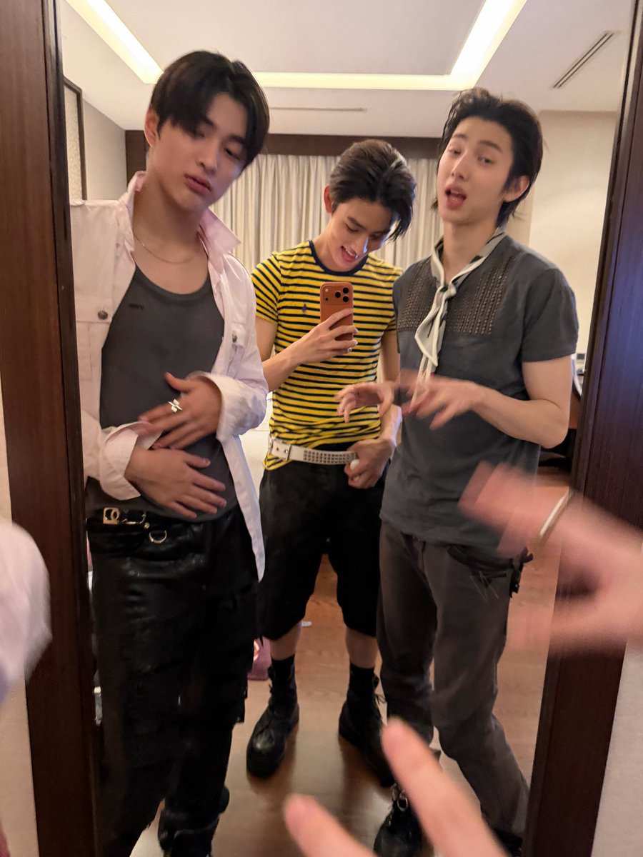 pieclumsy's tweet photo. GASABAR LIAT VLOG MEREKA PAS DI INDO😭✌🏻✌🏻✌🏻 https://t.co/f2X9kDPkXX