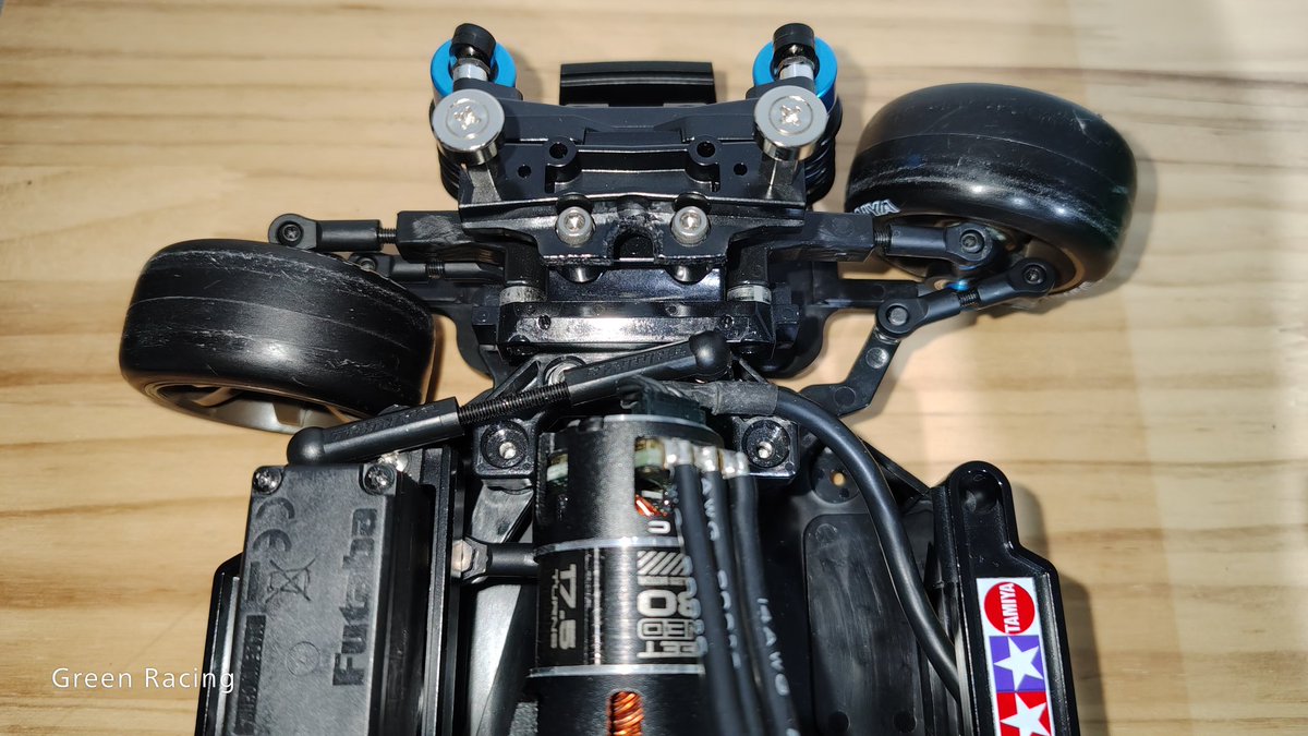 EuroAudioGR's tweet photo. 今日はMB-01のフロント周り

アッパーアームはMRC
ロアアームはいつものTOPLINE

ナックルはSD2.0用を使ってるん���けど
不要な穴が多いのでカットしてコンパクトに加工

最後に調整して切れ角チェック

#MB01 #BT01 ＃ラジドリ https://t.co/WKyIRZIhzy