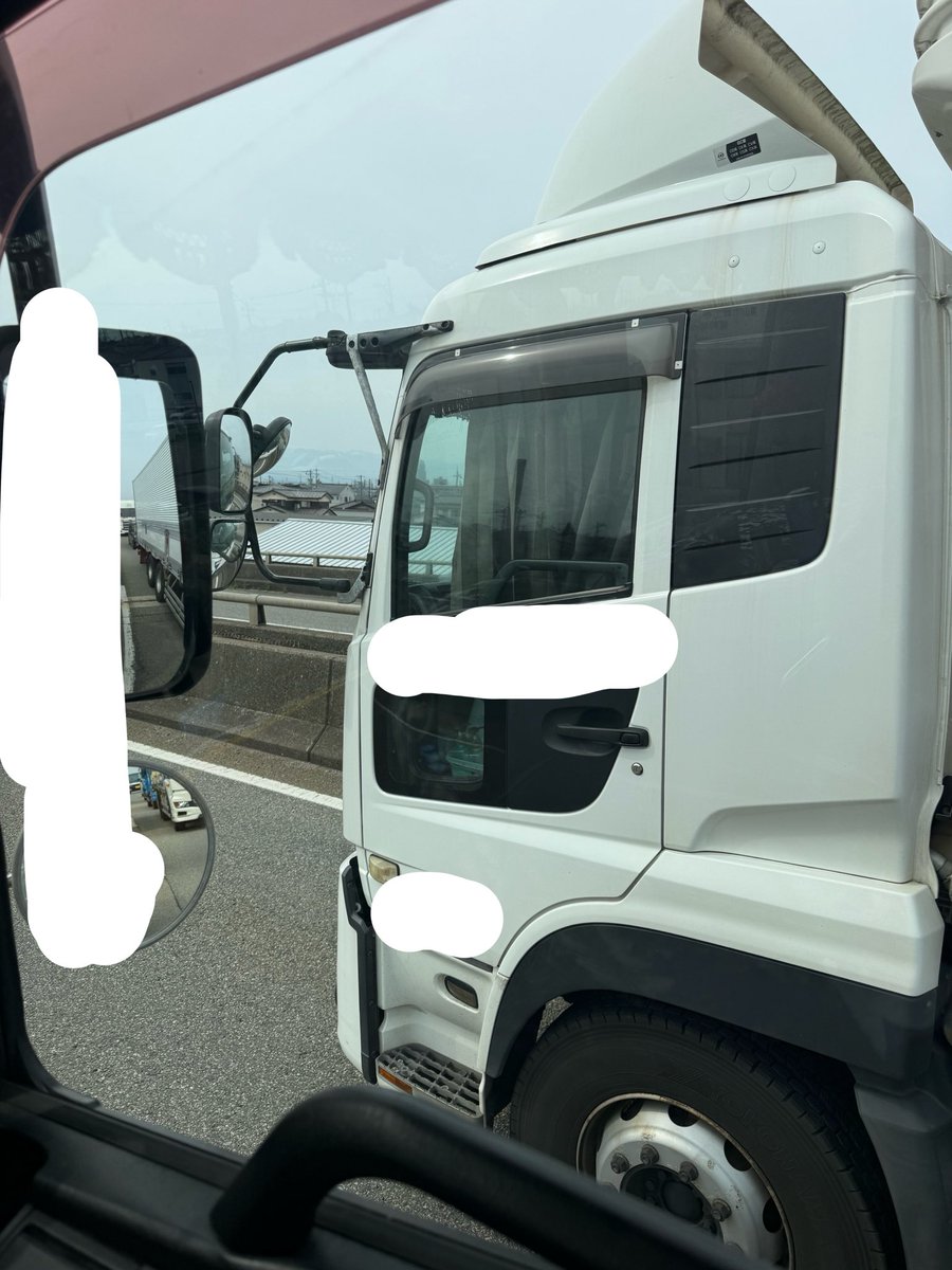 ko_chanmaru_04's tweet photo. 助手席のカーテン閉めるのは勝手にせぇやって感じやけど、最近全部閉めてる人多くない？
��めて窓に被るとしても1/3以下じゃないと外確認できないよ。

あてつけでもなく渋滞停車中横見たらこれやったけど、某スクールバスで踏切内で止まって貨物列車が400m手前で緊急停止した案件の会社ねんけど。 https://t.co/C6BxAYfEUu