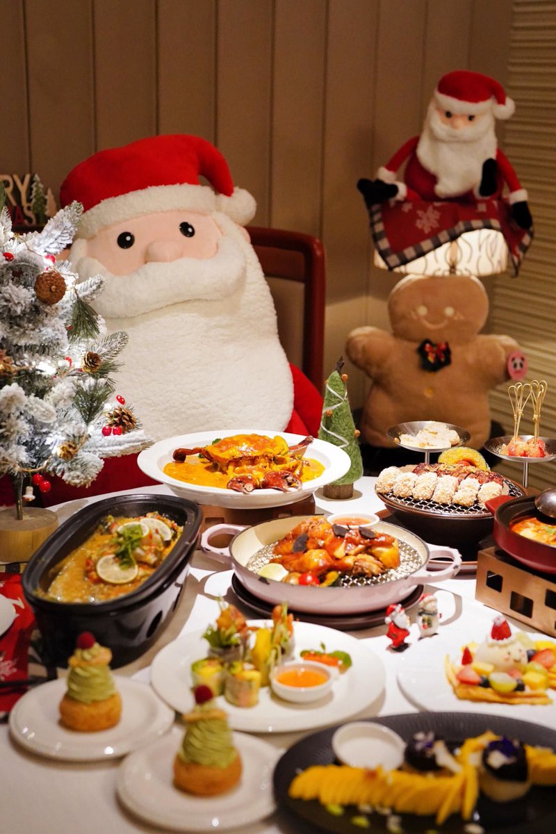 FelipeT45962460's tweet photo. Christmas Eve feast alert! Golden roasted turkey, buttery mashed potatoes, spiced cranberry sauce, and warm eggnog—all ready to spread cozy holiday vibes. Tag your dinner buddy! https://t.co/jQ5qnQVDPI