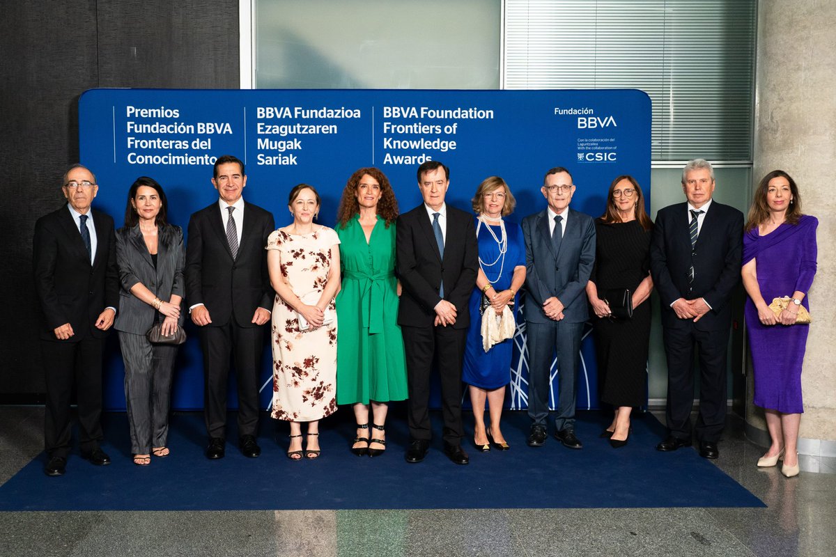 FundacionBBVA's tweet photo. 📸Representantes de sociedades científicas españolas con el presidente y el director de la Fundación BBVA en la ceremonia de los XVIII #PremiosFronteras del Conocimiento en Bilbao

Descubre las fotos de los demás invitados en esta galería👇
https://t.co/7nDpY8WMO3 https://t.co/wgIK7E8S7a