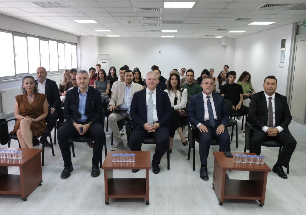 BursaTSO's tweet photo. ✈️🎟️ Mesleki eğitimde sektör odaklı yaklaşımıyla örnek çalışmalara imza atan BUTGEM, BTSO 4️⃣2️⃣’nci Meslek Komitesi (Turizm Seyahat Acenteleri) iş birliğinde yeni bir program daha hayata geçirdi. Turizm sektörünün ihtiyaç duyduğu nitelikli iş gücünü yetiştirmek amacıyla BTSO Eğitim Vakfı bünyesinde faaliyetlerini sürdüren BUTGEM’de Seyahat Acentesi Satış Görevlisi Eğitim Programı başladı. 

🔹 Programın açılışına Turizm Konseyi Başkanımız Hasan Eker, TÜRSAB Güney Marmara Bölge Temsil Kurulu Başkanı Engin Balta, Meclis Üyemiz Mehmet Emin Sağer ve Gülşen Erice, Komite Başkanımız Erol Bodur, Komite Üyemiz Musa Sami Kafaoğlu, BUTEKOM Genel Müdürü Murat Kurtlar ile BUTGEM Koordinatörü İpek Dinçel de katıldı. 

🔹 Seyahat acenteciliği eğitimine yenilikçi bir bakış açısı kazandıran program kapsamında, turizm sektörünün deneyimli profesyonelleri eğitmen olarak görev alacak. Toplam 100 saatlik eğitim programı, sektörde görev yapacak donanımlı insan kaynağının yetiştirilmesini hedeflerken, mezunların doğrudan sektörle buluşmasına ve istihdama kazandırılmasına da katkı sağlayacak.