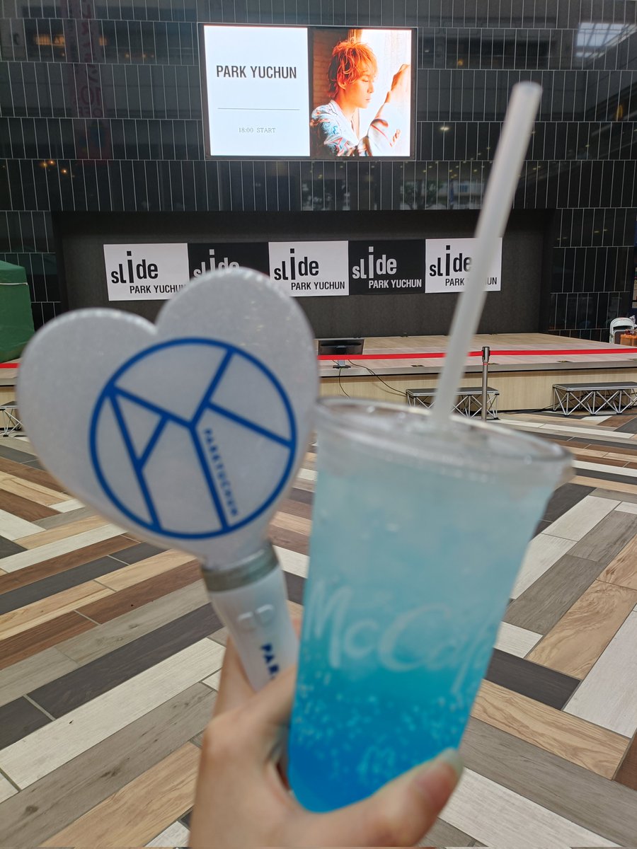 1216amy's tweet photo. 20260701 ③

昼は
色落ちした？赤のポロシャツ

夜は
水色ベースで
グラデーションのシャツ

昨日よりステージが広く
ダンサーさん達も
伸び伸びと踊ってました

4.5時間
初めましてのユチョペンさん達と
お話しながら2部見れて
楽しかったです

ありがとうございました

#slide
#ユチョン
#リリイベ https://t.co/cAKupjt4Eg