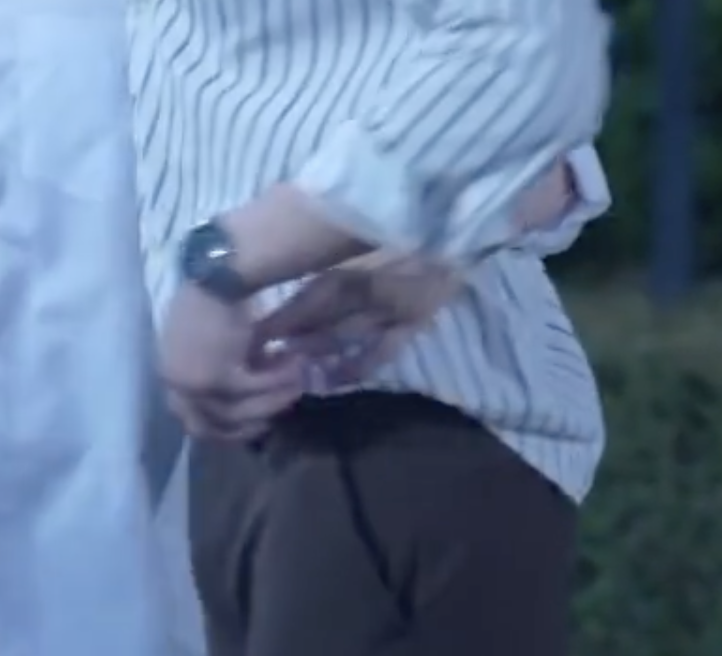 loveofmango's tweet photo. Dad's holding onto the tip of the fingers and it's just the sweetest, isn't it? 😍😌

#พี่ฟากชอบเธอมู่EP8 
#พี่ฟากชอบเธอมู่ 
#CrazyLoveMooMoo
#BossNoeul #BoNoh https://t.co/pTgfAQZNWW