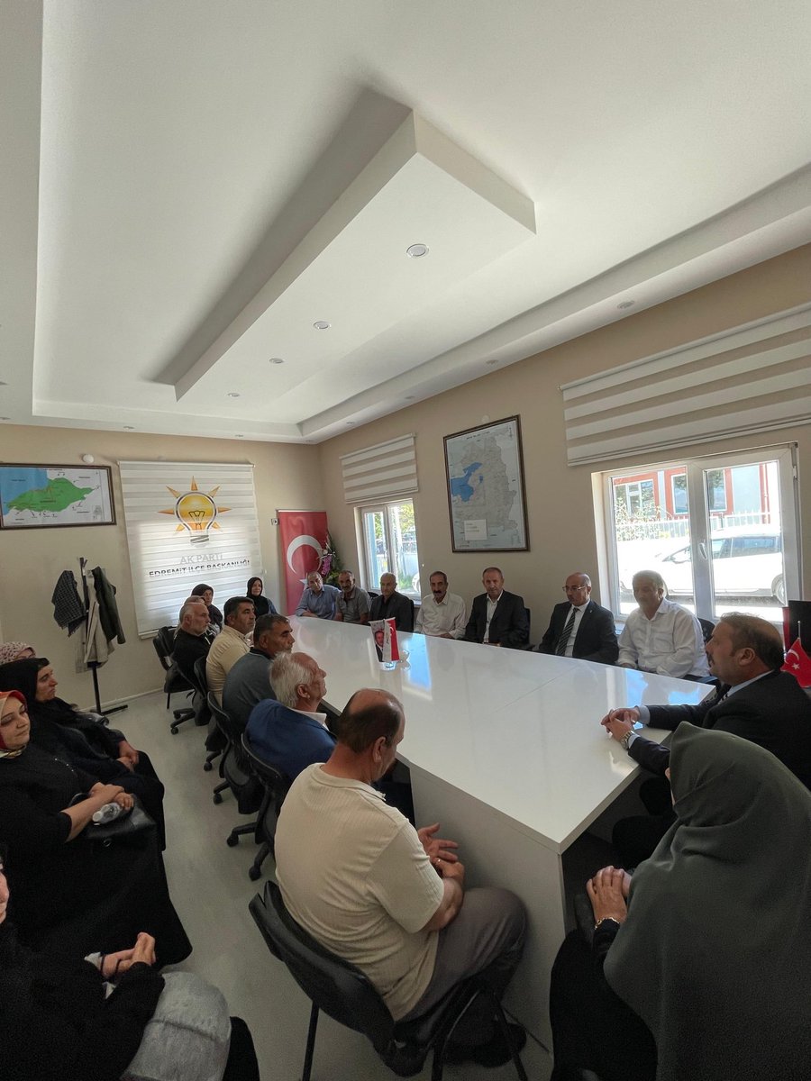 AkEdremit65's tweet photo. İlçe Başkanımız Sn. @OndilKenan riyasetinde, mahallelerimizin sesini dinlemek, talepleri yerinde değerlendirmek ve geleceğe yönelik adımlarımızı planlamak amacıyla mahalle başkanlarımızla bir araya geldik. Gece gündüz demeden, ilk günkü heyecanla sahalarda olmaya devam ediyoruz. https://t.co/ZW2rGhHFgD