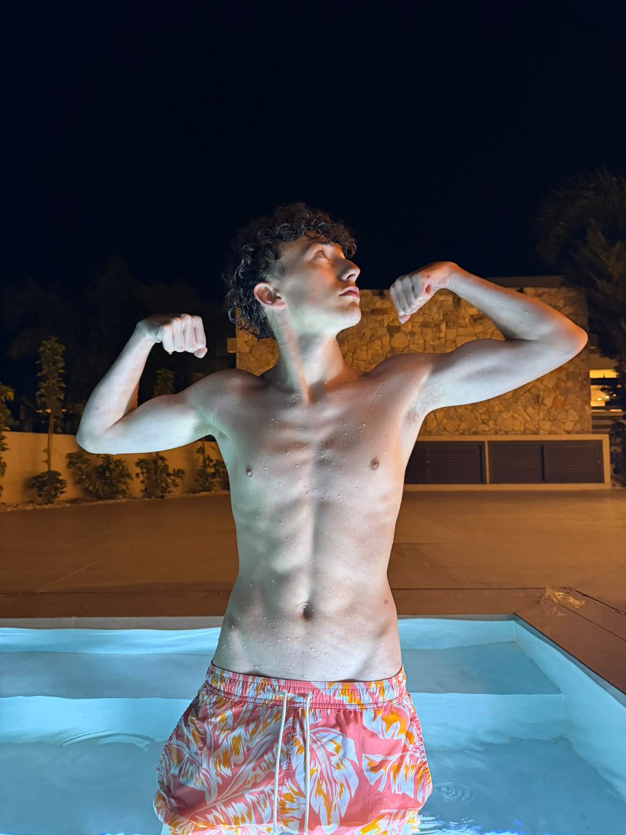mateomillerx's tweet photo. Anyone wanna come kiss each one? 6 💋 in total 😩 https://t.co/LlKIU7Sq8M