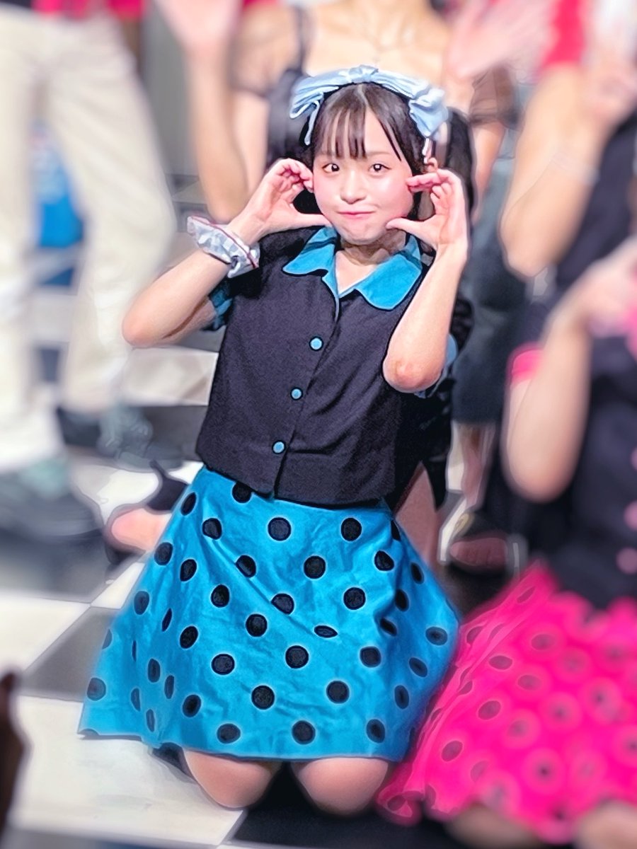 7syn31070's tweet photo. 今日は升本紗良さんが出演している、
『GO,JET!GO!GO!Vol.5〜涙のドライマティーニ・ガールズにライバル出現？！〜』
を観劇しました。無事初日開幕！🥳

初めて拝見する団体さんでどんな雰囲気なんだろう〜って思ったらみんなにこにこのおもろびとで優しい人たちの集まりだ！になっちゃって終始にこにこになっちゃったな。

さらさんのお歌初めて聴いたけどめちゃよかった😭もっと聴きたい。
さらさんの本領、コメディなのほんと助かる。楽しい。コメディ舞台が好きなので、、。さらさんのお芝居は一個一個が丁寧で観ていて飽きないというか、ずっと何かしらの動きがあるので観ていてたのしい。

なんか撮影タイムあった。旧スマホしか持ってってなくて詰みになっちゃったけど本人の顔の良さで全てが正解に。

お話も出だしからおもろくて最高でした！3班とも無事最後まで駆け抜けられますように！
#栗JET