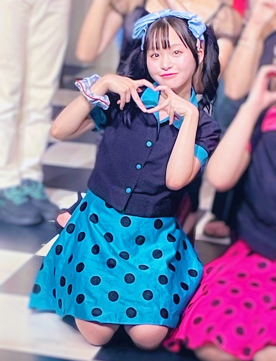 7syn31070's tweet photo. 今日は升本紗良さんが出演している、
『GO,JET!GO!GO!Vol.5〜涙のドライマティーニ・ガールズにライバル出現？！〜』
を観劇しました。無事初日開幕！🥳

初めて拝見する団体さんでどんな雰囲気なんだろう〜って思ったらみんなにこにこのおもろびとで優しい人たちの集まりだ！になっちゃって終始にこにこになっちゃったな。

さらさんのお歌初めて聴いたけどめちゃよかった😭もっと聴きたい。
さらさんの本領、コメディなのほんと助かる。楽しい。コメディ舞台が好きなので、、。さらさんのお芝居は一個一個が丁寧で観ていて飽きないというか、ずっと何かしらの動きがあるので観ていてたのしい。

なんか撮影タイムあった。旧スマホしか持ってってなくて詰みになっちゃったけど本人の顔の良さで全てが正解に。

お話も出だしからおもろくて最高でした！3班とも無事最後まで駆け抜けられますように！
#栗JET