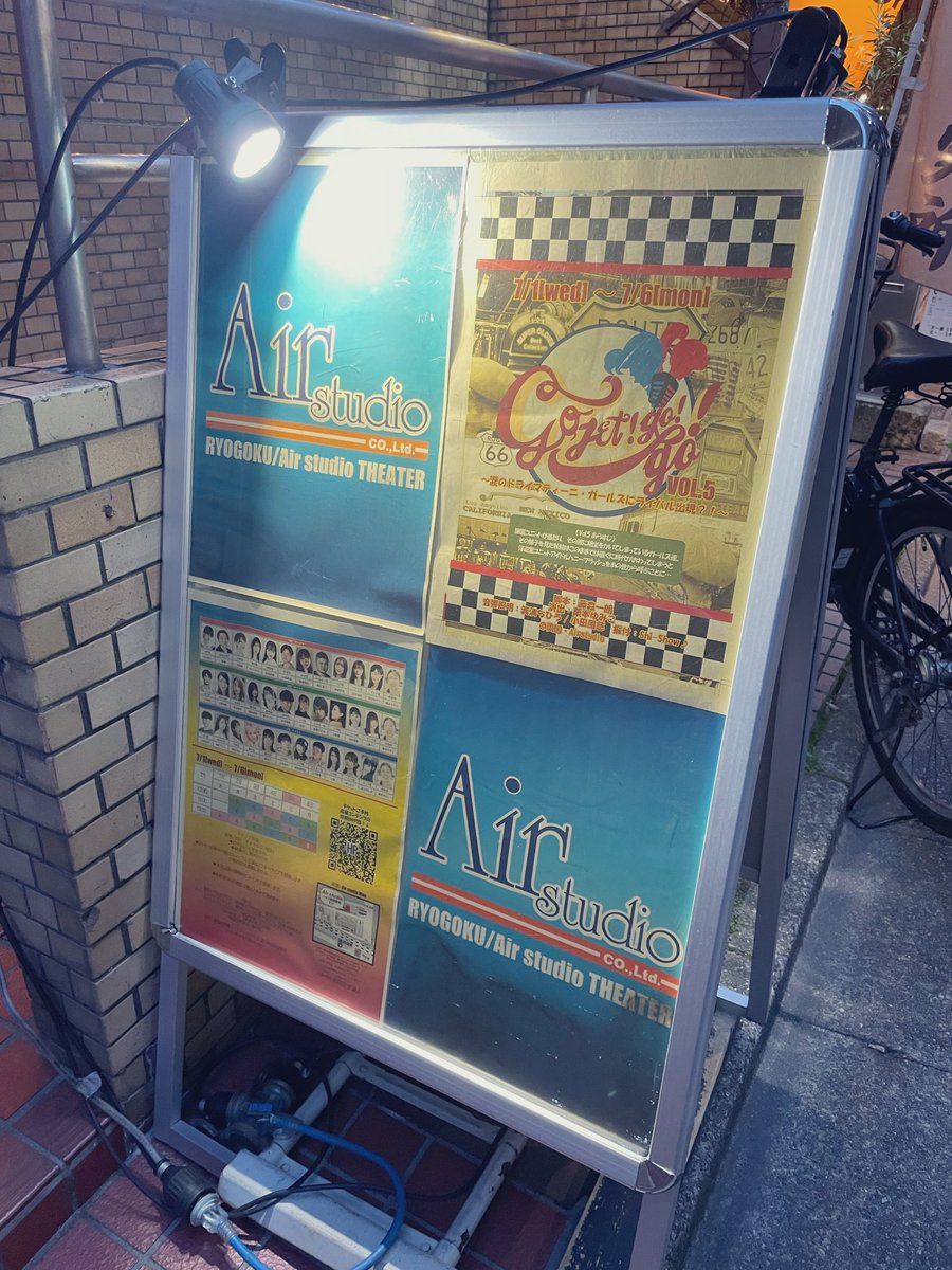 7syn31070's tweet photo. 今日は升本紗良さんが出演している、
『GO,JET!GO!GO!Vol.5〜涙のドライマティーニ・ガールズにライバル出現？！〜』
を観劇しました。無事初日開幕！🥳

初めて拝見する団体さんでどんな雰囲気なんだろう〜って思ったらみんなにこにこのおもろびとで優しい人たちの集まりだ！になっちゃって終始にこにこになっちゃったな。

さらさんのお歌初めて聴いたけどめちゃよかった😭もっと聴きたい。
さらさんの本領、コメディなのほんと助かる。楽しい。コメディ舞台が好きなので、、。さらさんのお芝居は一個一個が丁寧で観ていて飽きないというか、ずっと何かしらの動きがあるので観ていてたのしい。

なんか撮影タイムあった。旧スマホしか持ってってなくて詰みになっちゃったけど本人の顔の良さで全てが正解に。

お話も出だしからおもろくて最高でした！3班とも無事最後まで駆け抜けられますように！
#栗JET