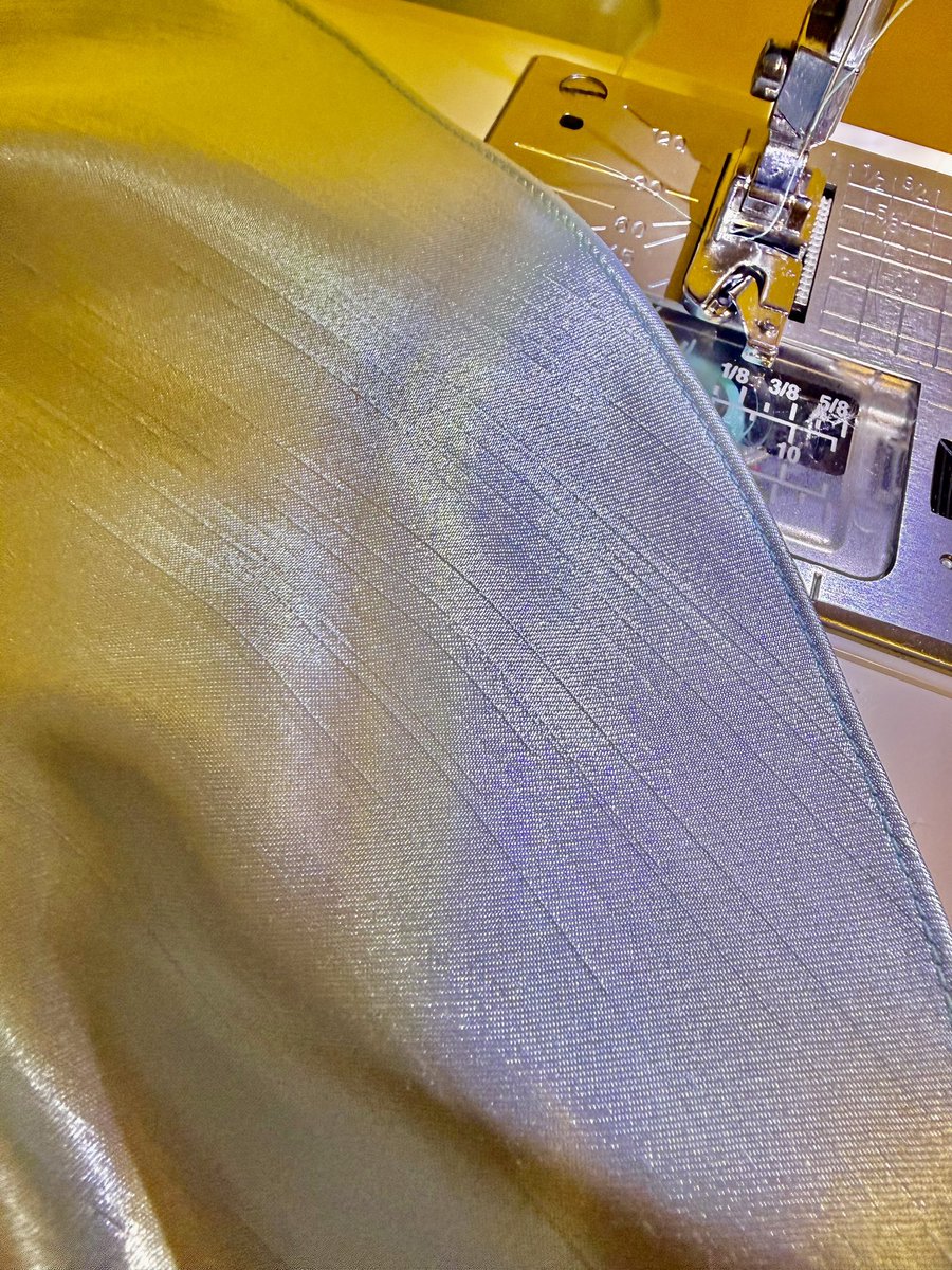 a75anago's tweet photo. 全円スカートの裾を延々と縫う作業、無になるから結構好き。
作業をなるべく記録しておきたいのに写真撮るの忘れがち〜 https://t.co/aJ7JCZaabO