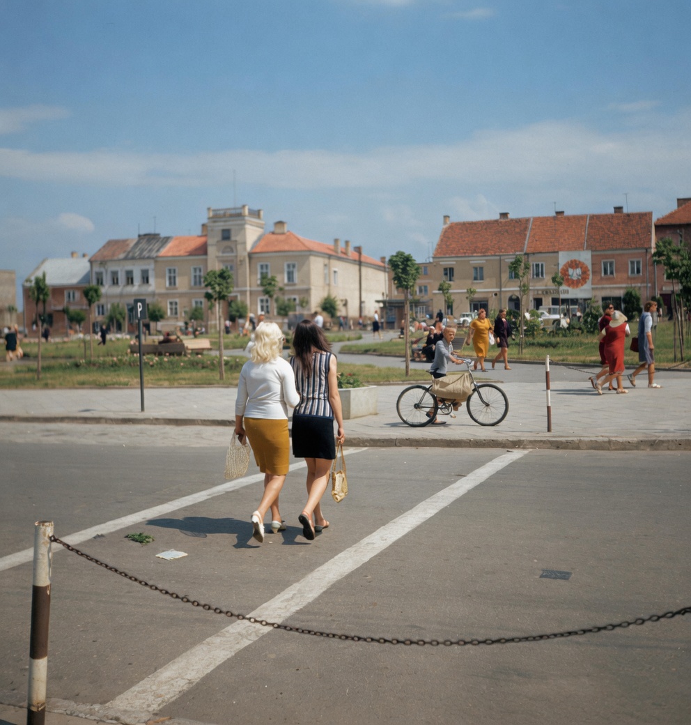 lukaszlipinskid's tweet photo. Na Starym Rynku w Łomży - lato 1968. 😇🇵🇱⛲️☀️ https://t.co/UkZ9U6XpuH