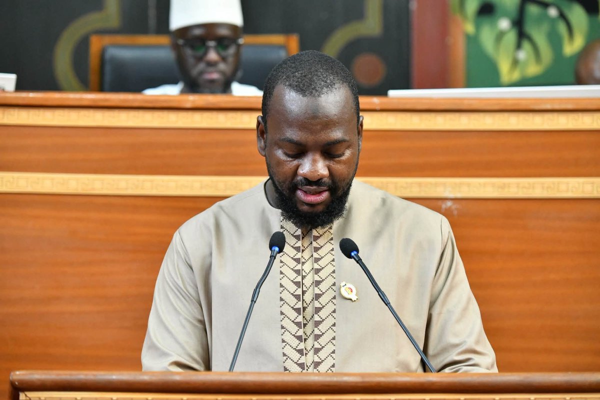 SaabalN's tweet photo. Jàmbur yi (député) càmbar nañu tegtal yooyu, amal ay digle teg ci feddali taxawaayu Ngomblaan gi ci wàllu saytu yënguy Ngóornamaŋ bi, yoriin wu leer ak doxaliin wu jub ci alalu askan wi. 

https://t.co/fRCVsONmBP https://t.co/dxuTo6wltl
