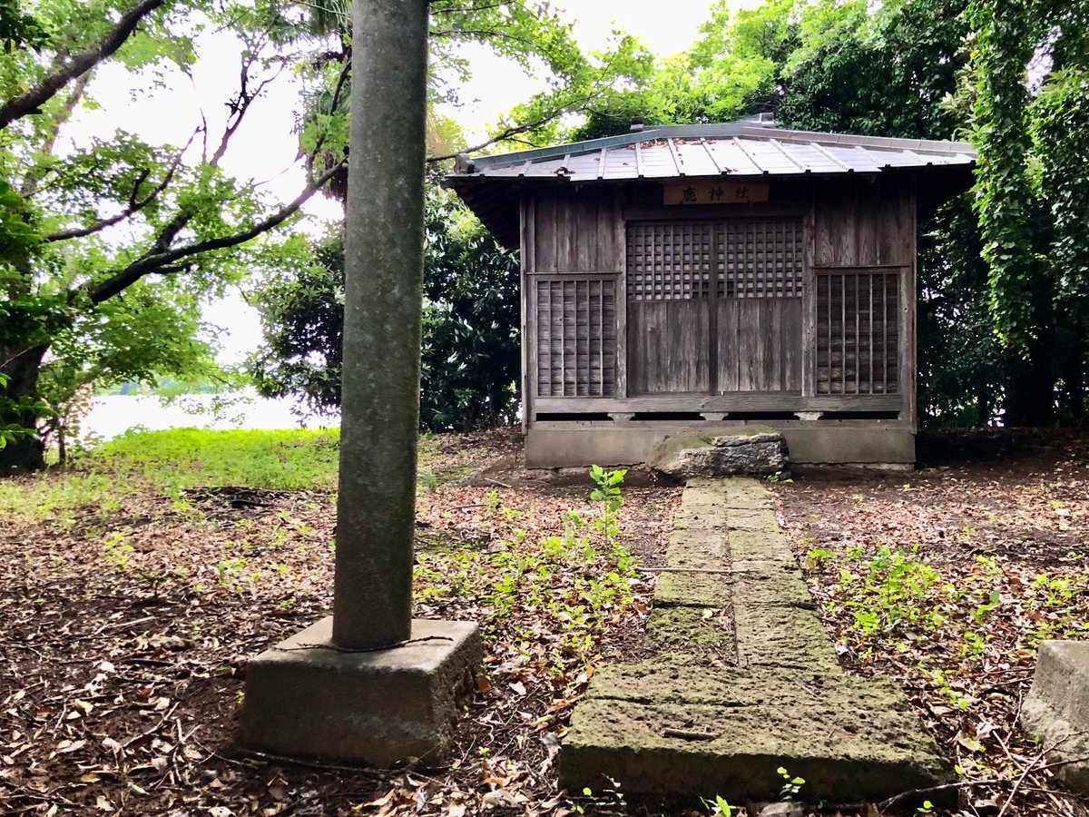 Haru_GIOIRE's tweet photo. 最後は鹿古墳群・鹿神社古墳を訪問。

町指定史跡の円墳で、直径約20m・高さ約3m。墳頂には鹿神社が鎮座しています。

明治時代の合祀令により、周辺古墳の守護神がこの地に集められたと伝えられ、境内には6世紀の横穴式石室に由来するとされる割石も残されています。

#鹿神社古墳 https://t.co/v2OWg48AQD