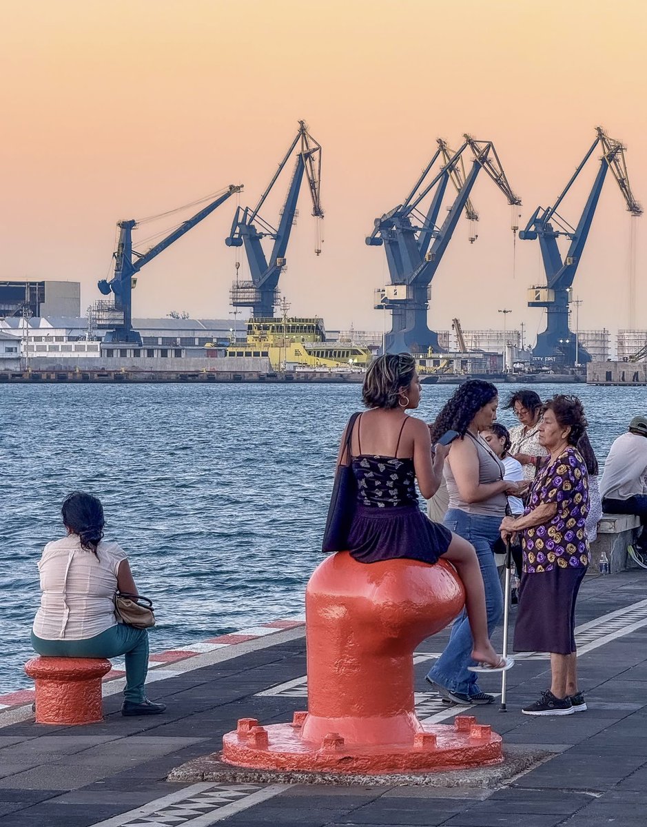 love_veracruz_'s tweet photo. Muy buenos días. Un fuerte abrazo para todas las familias veracruzanas. Para nuestros queridos seguidores en México y en todo el mundo. Que Dios cuide su camino, bendiga su trabajo y les regale mucha salud para disfrutar este hermoso día y este lindo mes.🥳😎🤗 https://t.co/KlDufmrHAK