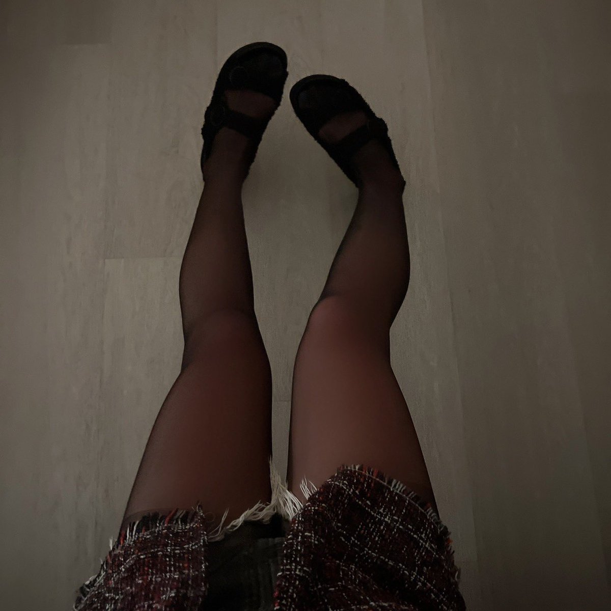 Mikaba0722's tweet photo. 比起被說可愛或漂亮，倒覺得被說騷的可性度比較高。 🫪🫪🫪
你們覺得我是哪一個～
#三性 #長腿黑絲 #男娘 https://t.co/RMhR32LxB8
