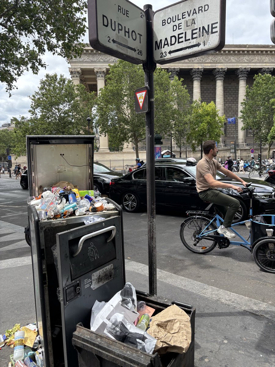 BCorneau's tweet photo. @fredreves @saccageparis @ChenXBT @egregoire Bd de la Madeleine les déchets restent, il n’y a pas de canal, pour le grand plaisir des parisiens et des touristes…
#saccagéparis . Merci @egregoire ! https://t.co/HLfexx4C9o