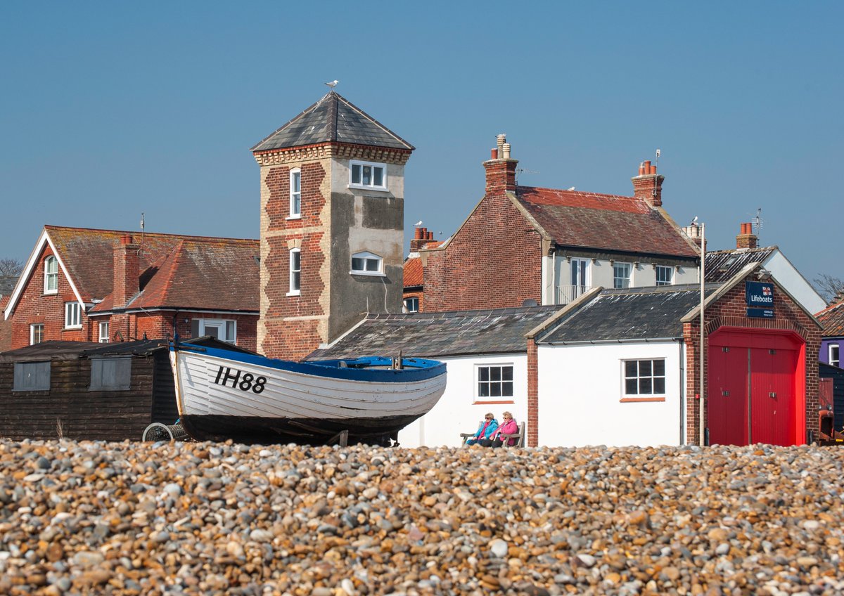 thesuffolkcoast's tweet photo. There's nowhere quite like Aldeburgh for a classic Suffolk seaside day out!

Fresh fish &amp; chips, shellfish straight from the promenade huts, and the iconic Scallop sculpture. What more could you want?

Check out our Aldeburgh Beach guide 👉 https://t.co/Y0DHflW6GP https://t.co/UD1Ph7hrOJ