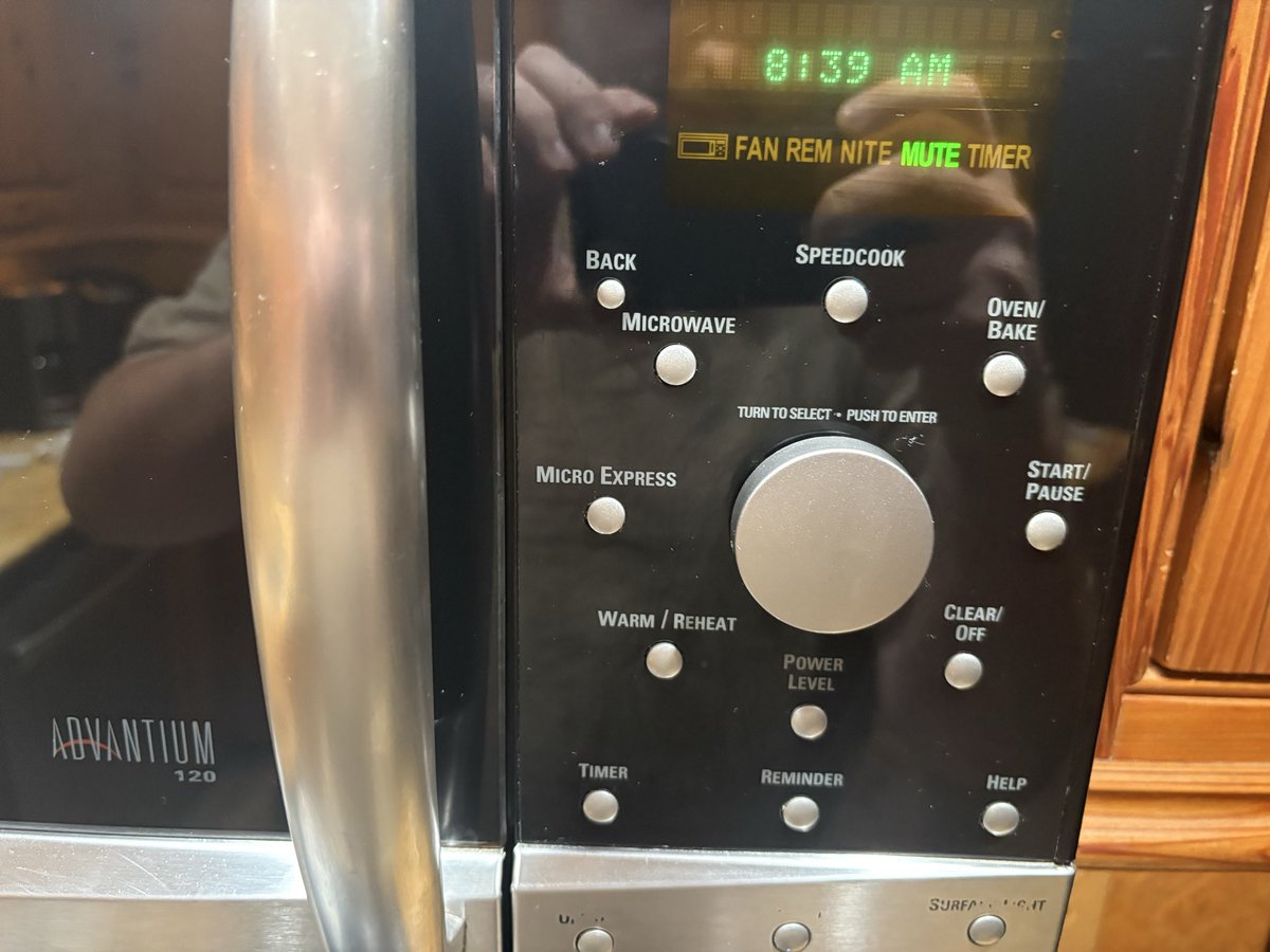 PLAZMAZ333's tweet photo. this airbnb im at has the most fucked up microwave control scheme ive ever seen https://t.co/bBKO9Q9Qds
