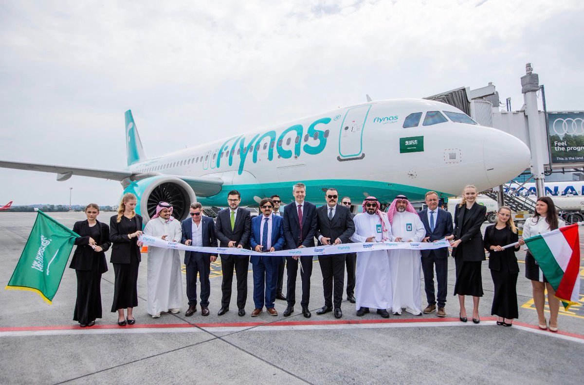 ksaembassybud's tweet photo. #Budapest 

Őexcellenciája Majed bin Abdulaziz Al-Abdan nagykövet úr a mai napon részt vett a Flynas légitársaság első, Rijádból Budapestre érkező járatának avatóünnepségén, a Szaúd-Magyar Üzleti Tanács mindkét excellenciás vezetőjének, Marwan Al-Mutlaq mérnök úrnak és Kárpáti Péter úrnak a részvételével, valamint Sultan Al-Khaldi úrnak a Flynas légitársaság küldöttsége vezetőjének, és Francois Berisot úrnak, a Budapest Airport vezérigazgatójának a jelenlétében. Erre az eseményre a két baráti ország közötti kereskedelmi és turisztikai együttműködés fokozására irányuló törekvések keretében került sor.
