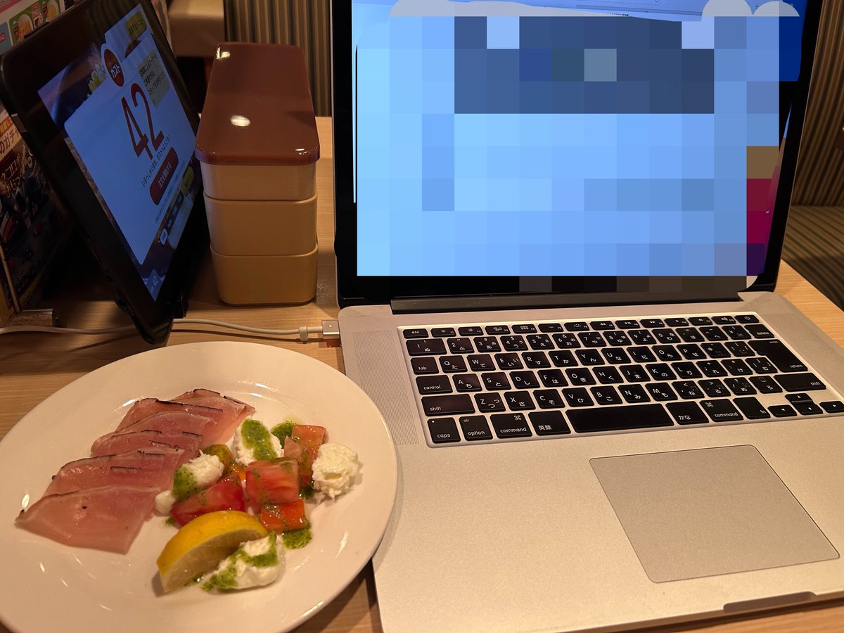 yonpo's tweet photo. こんな時間にファミレスで何してるのかって？

台本書いてるに決まってんでしょうが！！

0時まで空いててコンセント使っていい飲食店がガストしかないのよね…
生ハムもそもそ齧りながら頑張ります💻 https://t.co/8nzIQzFwKb