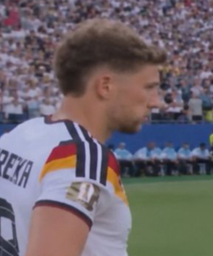 DirkHafermann's tweet photo. Gegnerische Fans mit wokem Bullshit provozieren, um sich von den Zeitgeistlern feiern zu lassen, aber zu feige sein, als einer der erfahrensten Spieler in einem Elfmeterschießen Verantwortung zu übernehmen. #Goretzka-ein perfektes Symbol für den Untergang des deutschen Fußballs. https://t.co/DswTrhKcTM