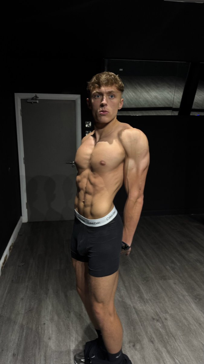 LeoLondonLL's tweet photo. Do you like my physique? https://t.co/OdaaIKLOxx